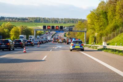 A81 / Pleidelsheim: Mit Farbe beladenes Fahrzeug der Autobahnmeisterei rast auf LKW auf - Farbe auf der Fahrbahn verteilt - Ein Schwerverletzter